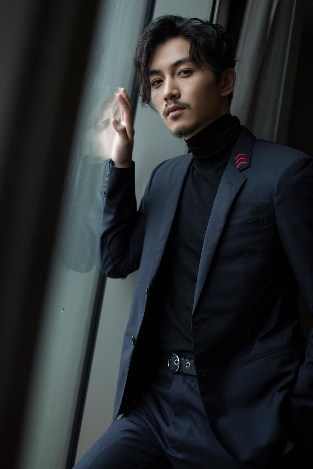 毛晓彤方否认与陈晓恋情：未婚且单身毛晓彤方否认与陈晓恋情传闻，未婚且单身，真实情感状态待揭晓